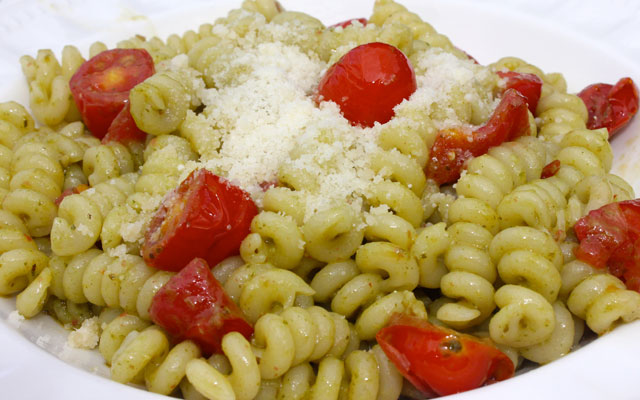 Fusilli-al-Pesto-con-Pomordorini-640x400